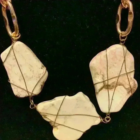 COPY - Cream and Gold Stone Chunky Necklace - Picture 3 of 4